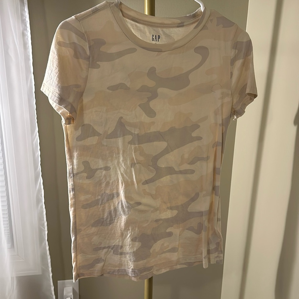 Gap tshirt. Size XS. Worn once, like new. Light camouflage color.